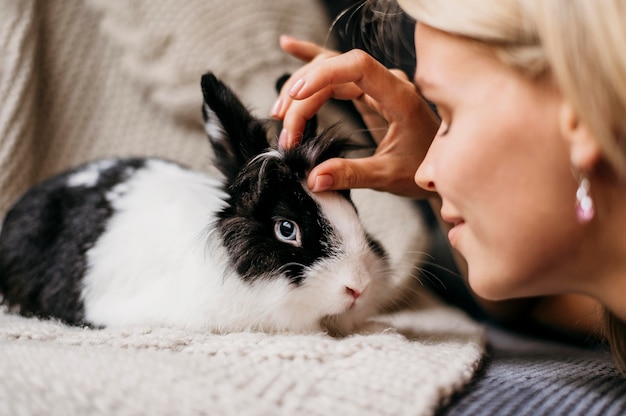 Foto gratuita retrato de adorable conejo