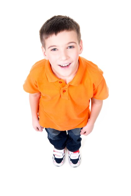 Retrato de adorable joven feliz mirando hacia arriba en camiseta naranja. Vista superior. Aislado sobre fondo blanco.