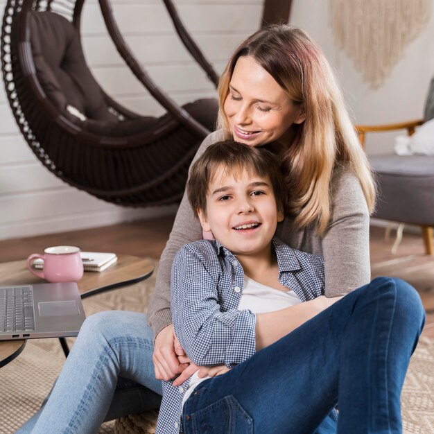 Retrato de adorable madre e hijo juntos