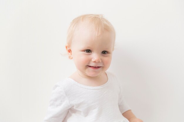 Retrato de adorable niña sonriente