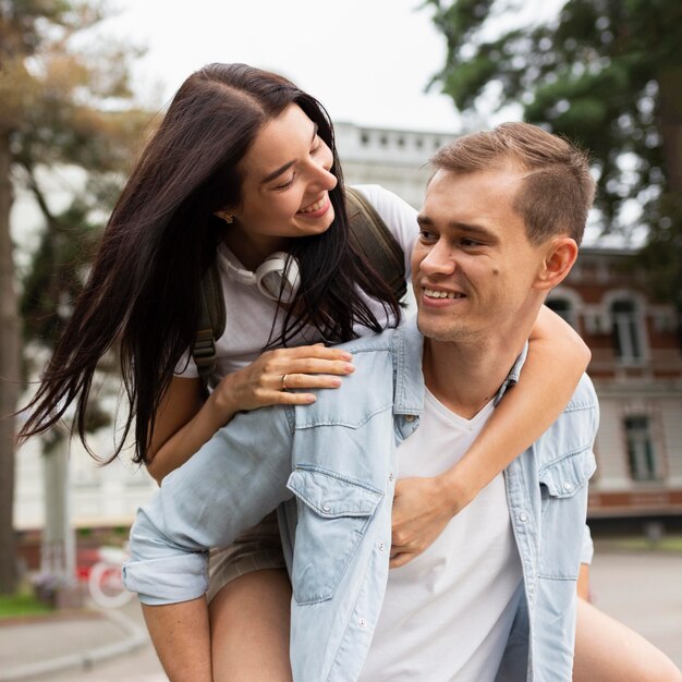 Retrato de adorable pareja divirtiéndose juntos