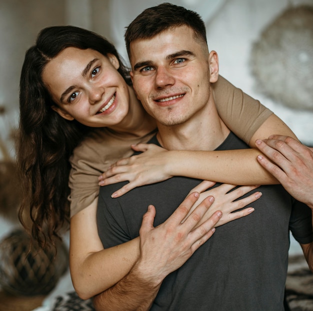 Foto gratuita retrato, de, adorable, pareja, enamorado