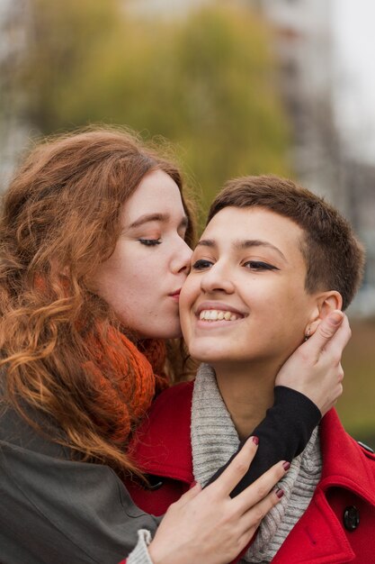 Retrato de adorables mujeres jóvenes enamoradas