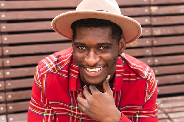 Foto gratuita retrato, de, adulto joven, en, camisa roja, y, sombrero