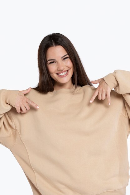 Retrato de adulto joven con maqueta de sudadera con capucha