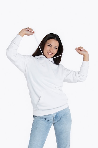 Foto gratuita retrato de adulto joven con maqueta de sudadera con capucha