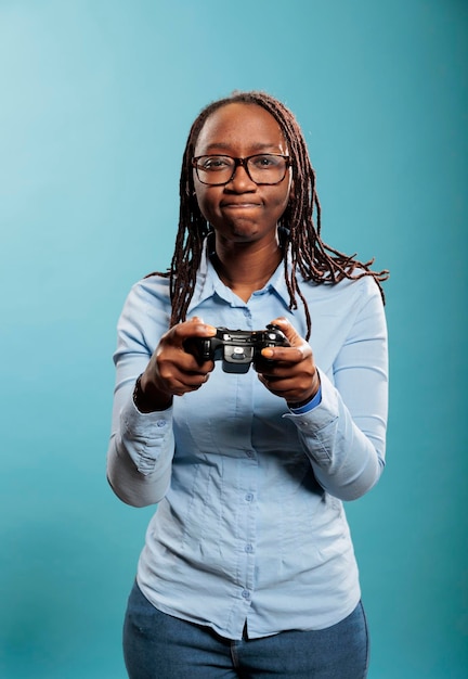 Retrato de un adulto joven que disfruta del tiempo libre jugando videojuegos en un dispositivo de consola con un controlador de juego moderno. Mujer disgustada decepcionada por perder el partido.