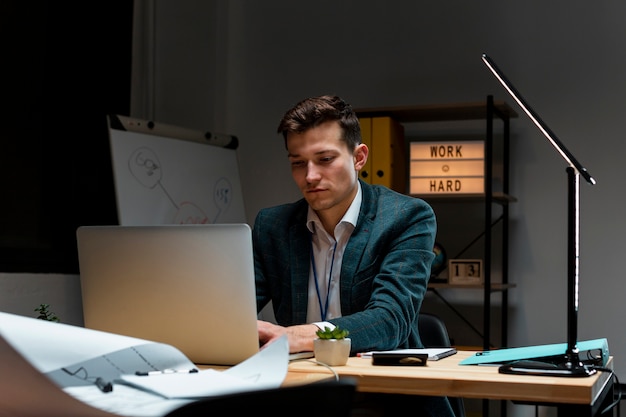 Retrato de adulto trabajando en proyecto empresarial