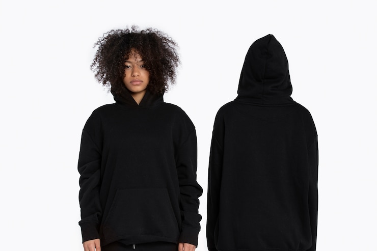 Foto gratuito retrato de adultos jóvenes con una maqueta de sudadera con capucha