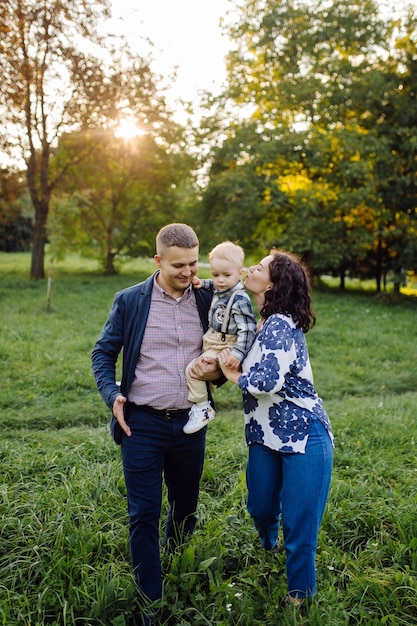 Foto gratuita retrato al aire libre de una familia feliz disfrutando de la temporada de otoño