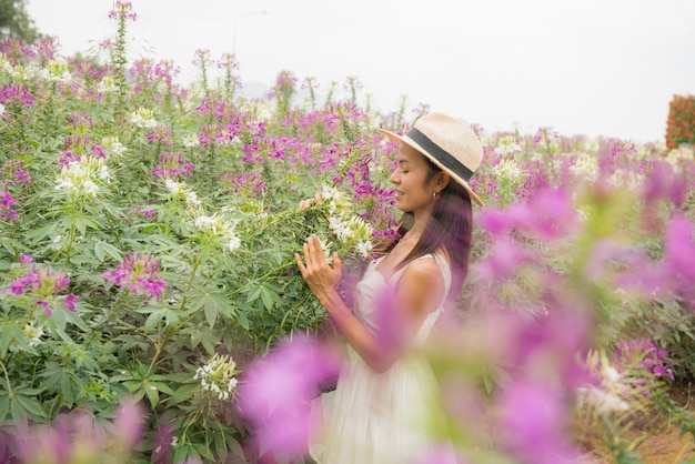 Retrato al aire libre de una hermosa mujer de mediana edad de asia. chica atractiva en un campo con flores