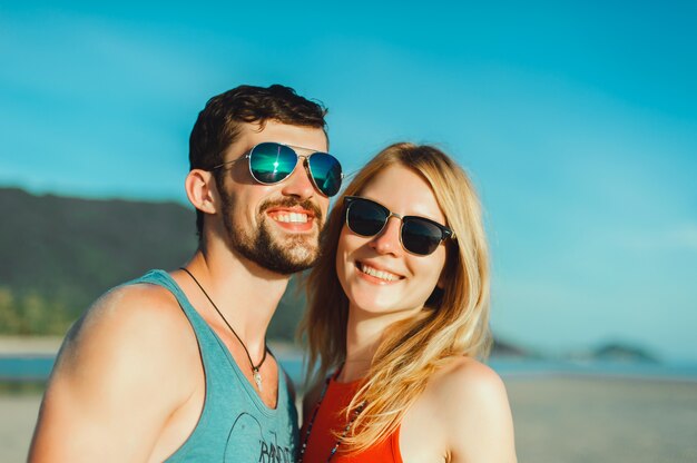 Retrato al aire libre de la hermosa pareja viajando