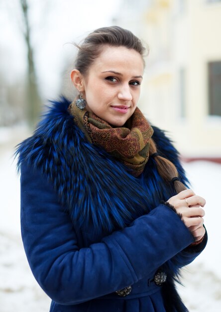 Retrato al aire libre del invierno de la mujer