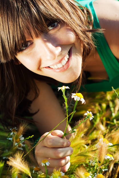 Retrato al aire libre de joven y bella mujer en primavera