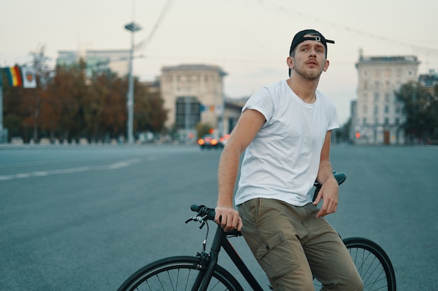 Retrato al aire libre de un joven moderno en la calle