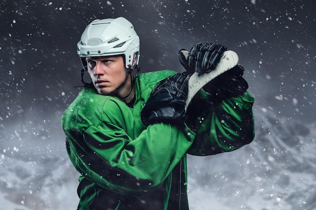 Foto gratuita retrato al aire libre de un jugador de hockey profesional en una tormenta de nieve.