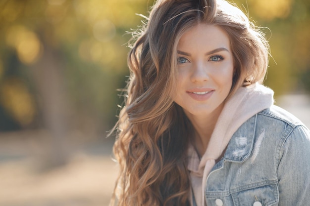 Retrato al aire libre de mujer bonita joven