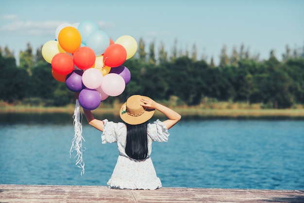 Foto gratuita retrato al aire libre de una mujer hermosa