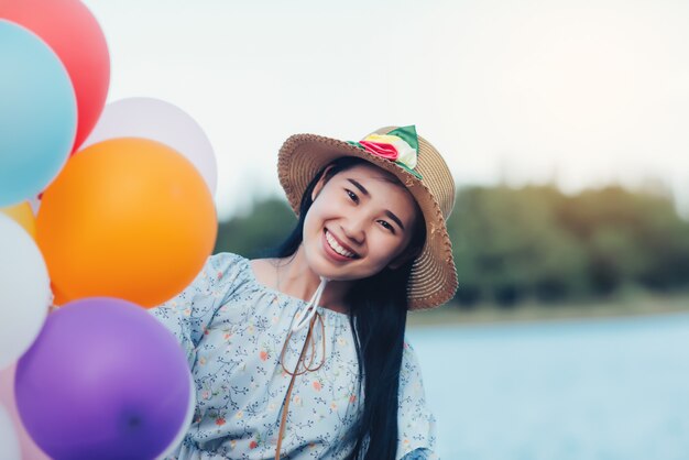 Retrato al aire libre de una mujer hermosa