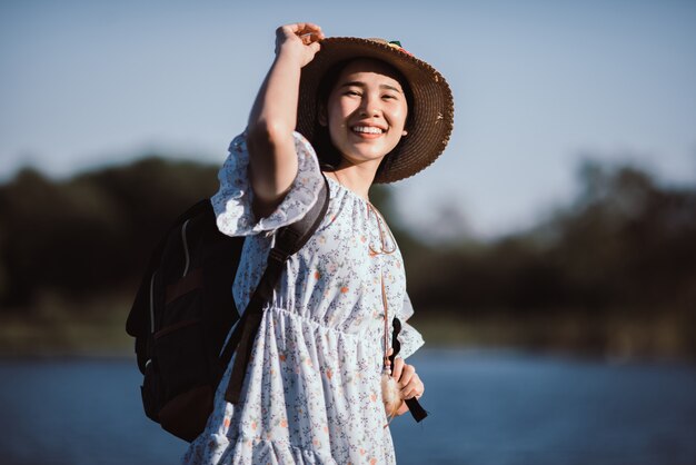 Retrato al aire libre de una mujer hermosa