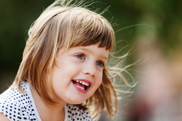 Retrato al aire libre de niña de tres años