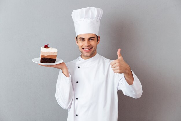 Retrato de un alegre chef hombre vestido con uniforme