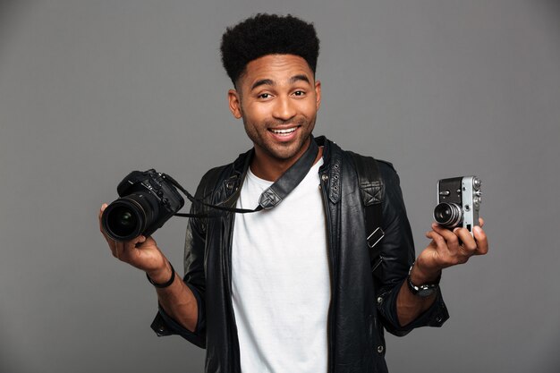 Retrato de un alegre chico afroamericano con chaqueta de cuero