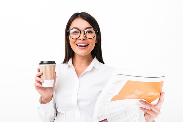 Retrato de una alegre empresaria asiática en anteojos