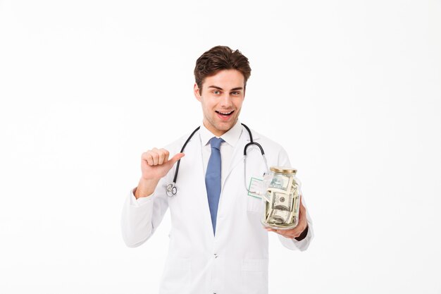 Retrato de un alegre feliz médico masculino vestido