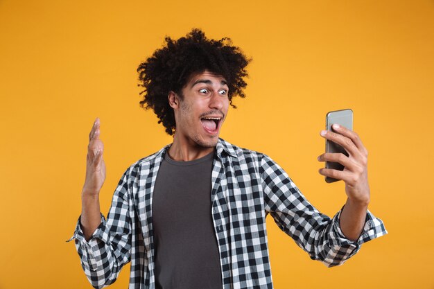 Retrato de un alegre hombre africano feliz