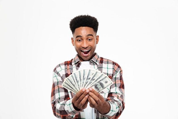 Retrato de un alegre hombre africano feliz