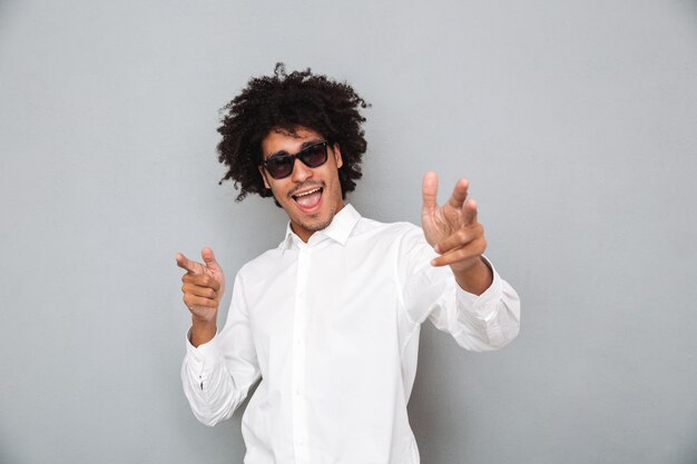 Retrato de un alegre hombre africano sonriente