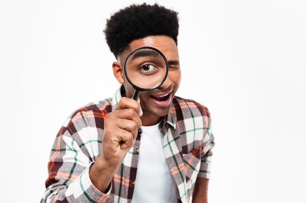 Retrato de un alegre joven africano