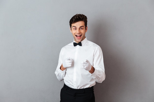 Retrato de un alegre joven camarero masculino