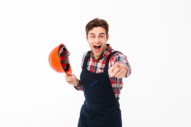 Foto gratuita retrato de un alegre joven constructor masculino celebrando