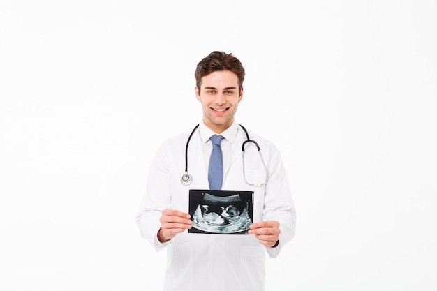 Foto gratuita retrato de un alegre joven médico masculino