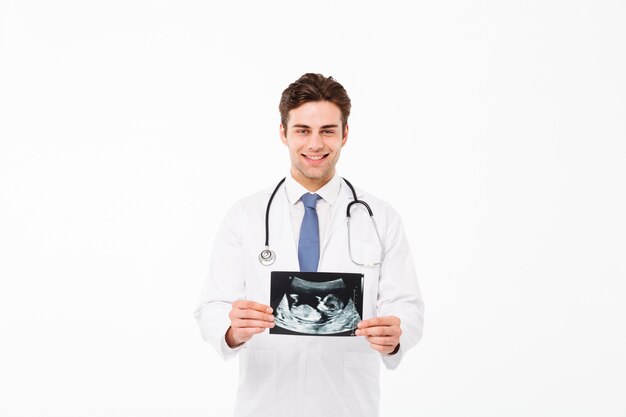 Retrato de un alegre joven médico masculino