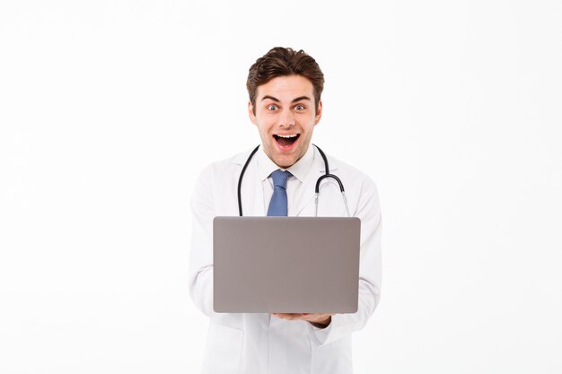 Retrato de un alegre joven médico masculino