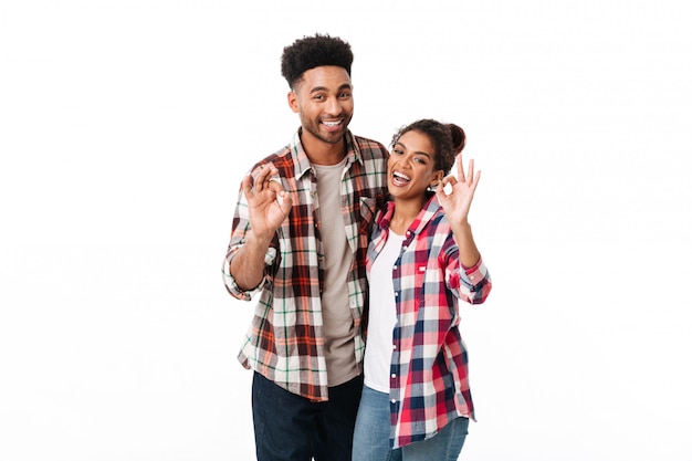 Retrato de una alegre joven pareja africana