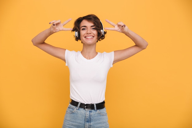 Retrato de una alegre mujer sonriente escuchando música