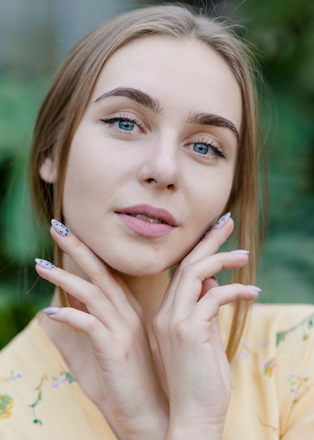 Retrato de alto ángulo hermosa mujer