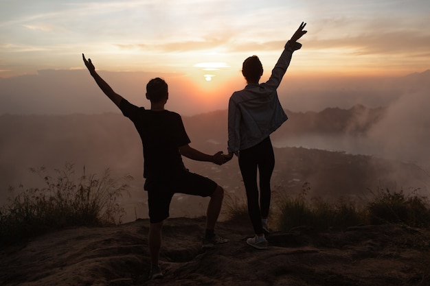 Retrato. Los amantes se abrazan al amanecer en el volcán Batur. Bali, Indonesia