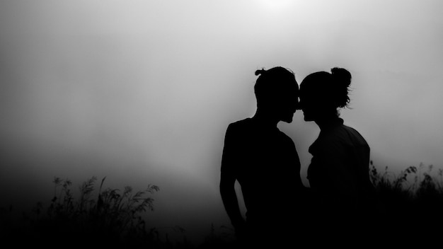 Retrato. Los amantes se abrazan al amanecer en el volcán Batur. Bali, Indonesia