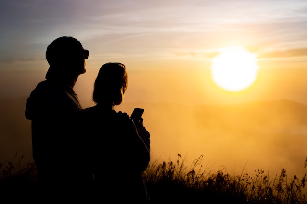 Retrato. Los amantes se abrazan al amanecer en el volcán Batur. Bali, Indonesia