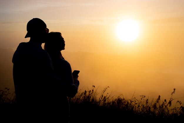 Retrato. Los amantes se abrazan al amanecer en el volcán Batur. Bali, Indonesia