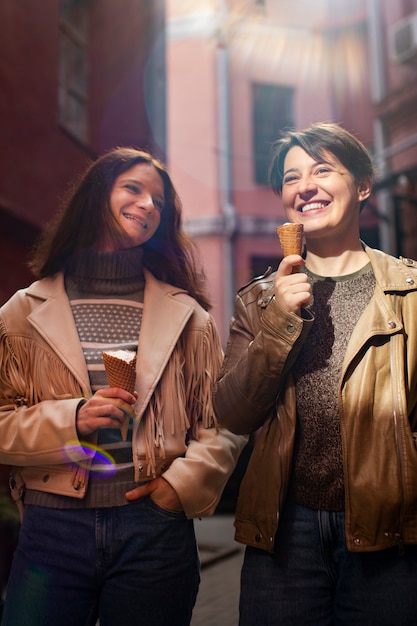 Retrato de amigas al aire libre con conos de helado