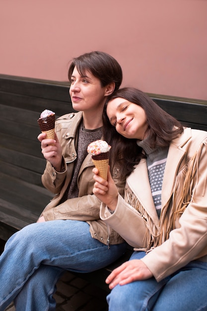 Retrato de amigas al aire libre con conos de helado