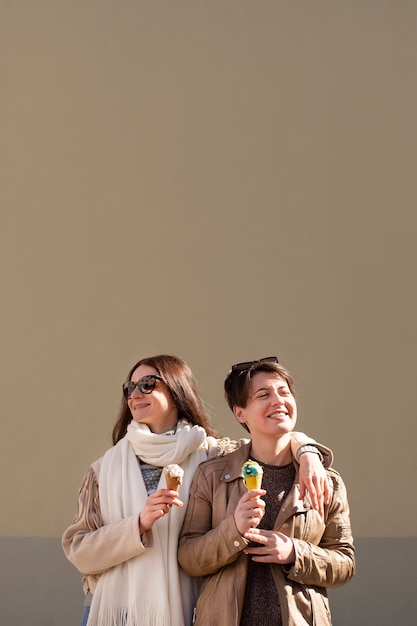 Retrato de amigas al aire libre con conos de helado