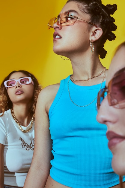 Retrato de amigas en el estilo de moda de la década de 2000 posando juntas