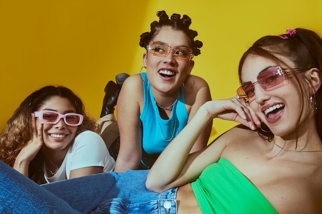 Retrato de amigas en el estilo de moda de la década de 2000 posando juntas